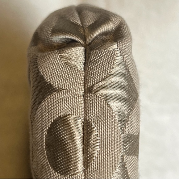 Coach Madison Horse & Carriage Pleated Op Art Wristlet Clutch — Classic Jacquard - Picture 8 of 14